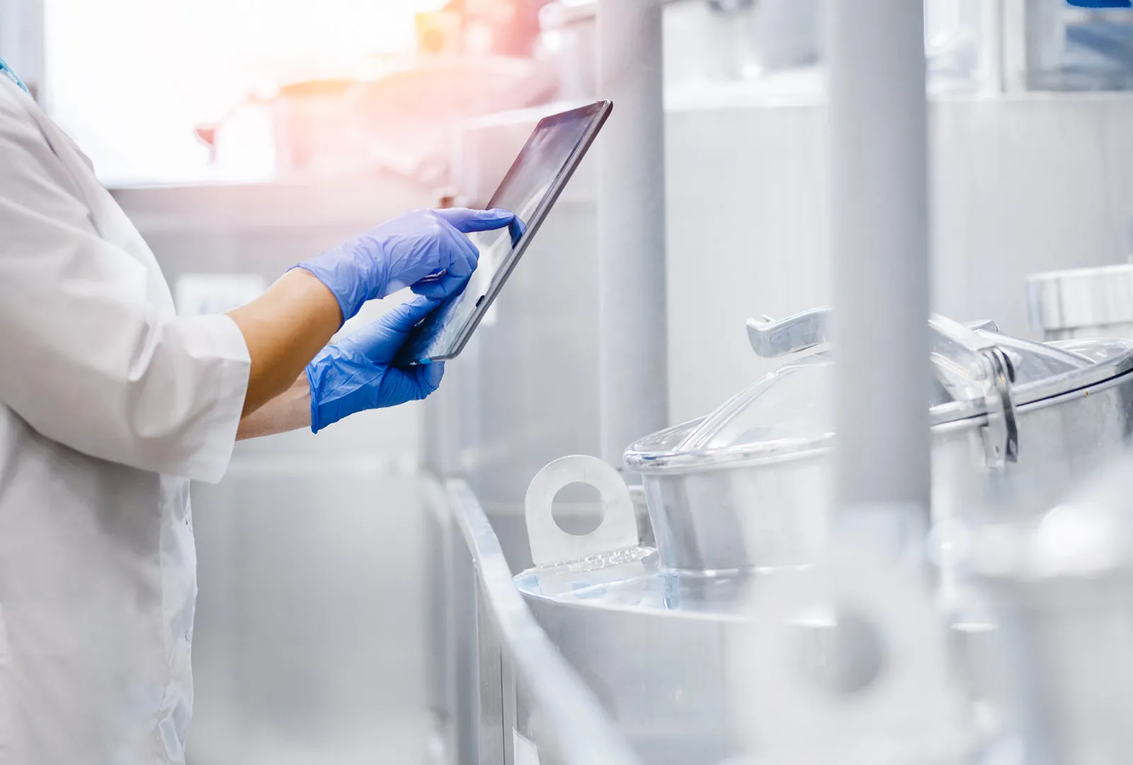 Especialista de Bioprox realizando control de calidad en planta